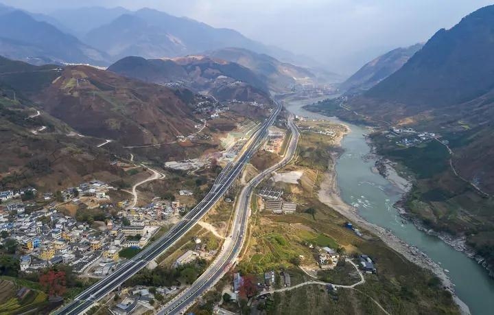 3月5日拍攝的保瀘高速、美麗公路南延線與怒江